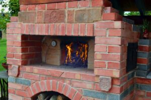 Die Feuerkammer offen, mit Feuer